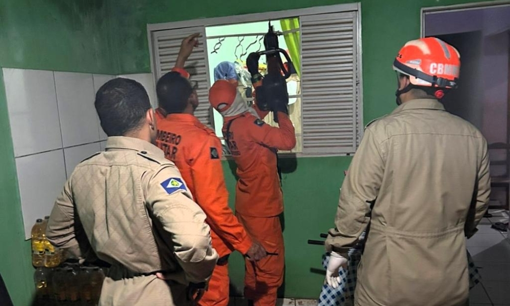 Bombeiros resgatam homem que ficou preso em janela de casa