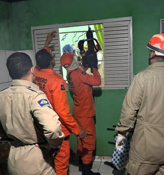 Bombeiros resgatam homem que ficou preso em janela de casa