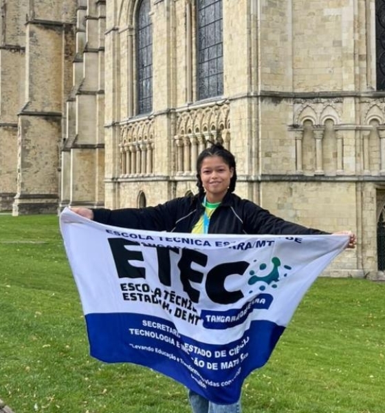 Aluna da ETEC Tangará da Serra leva bandeira de escola para Inglaterra e diz “Me deu tantas oportunidades”