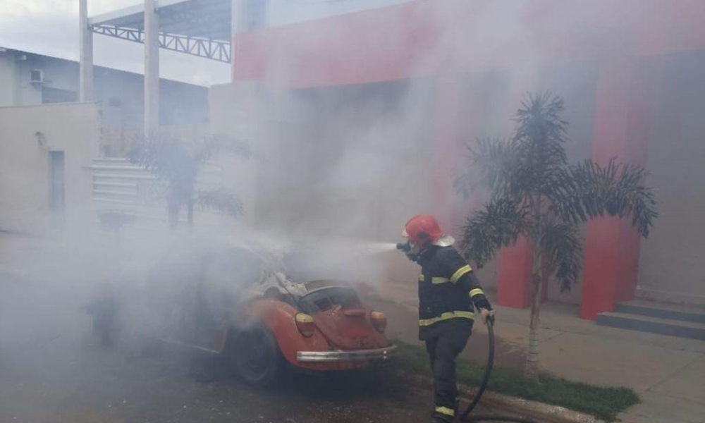 Corpo de Bombeiros combate incêndio em fusca no centro de Campo Novo do Parecis