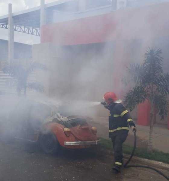 Corpo de Bombeiros combate incêndio em fusca no centro de Campo Novo do Parecis