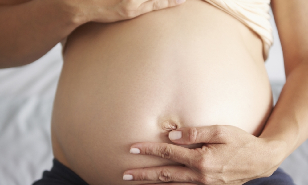 Homem agride ex-mulher grávida e diz que arrancaria bebê de sua barriga