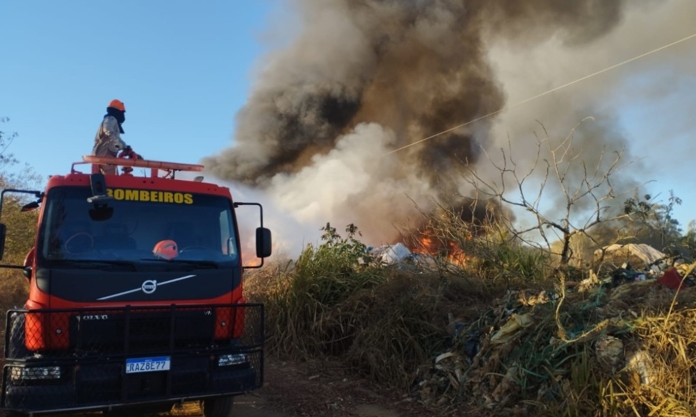 Bombeiros combatem incêndios em aterro sanitário e terreno baldio em Primavera do Leste