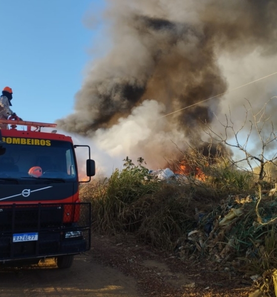 Bombeiros combatem incêndios em aterro sanitário e terreno baldio em Primavera do Leste