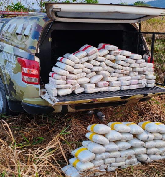 Ação conjunta da PRF e PM resulta na apreensão de 127 quilos de maconha em Nova Lacerda