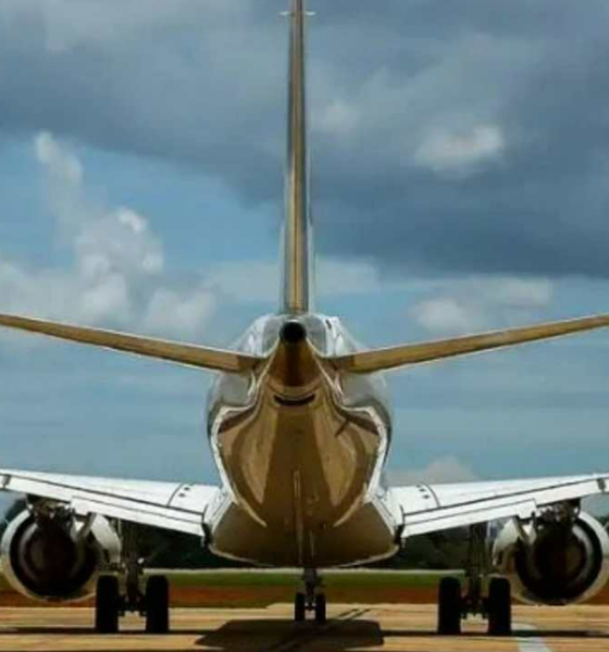 Voo internacional faz pouso de emergência após passageiro bater na esposa e ameaçar tripulação