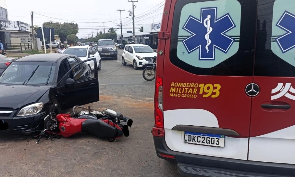 Corpo de Bombeiros socorre motociclista após colisão em cruzamento