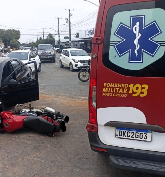 Corpo de Bombeiros socorre motociclista após colisão em cruzamento