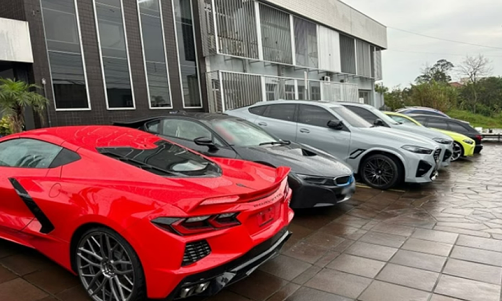Carros de luxo de influenciadores que divulgavam rifas são apreendidos