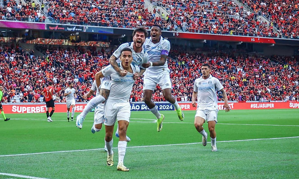 Grêmio ganha do Athletico-PR e sai da zona de rebaixamento do Brasileirão