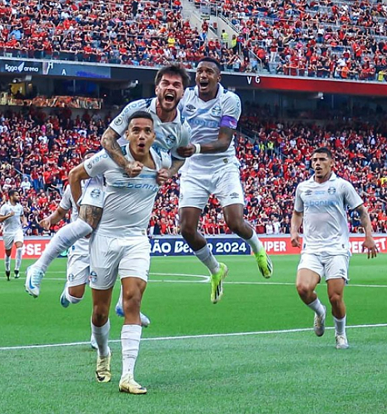 Grêmio ganha do Athletico-PR e sai da zona de rebaixamento do Brasileirão