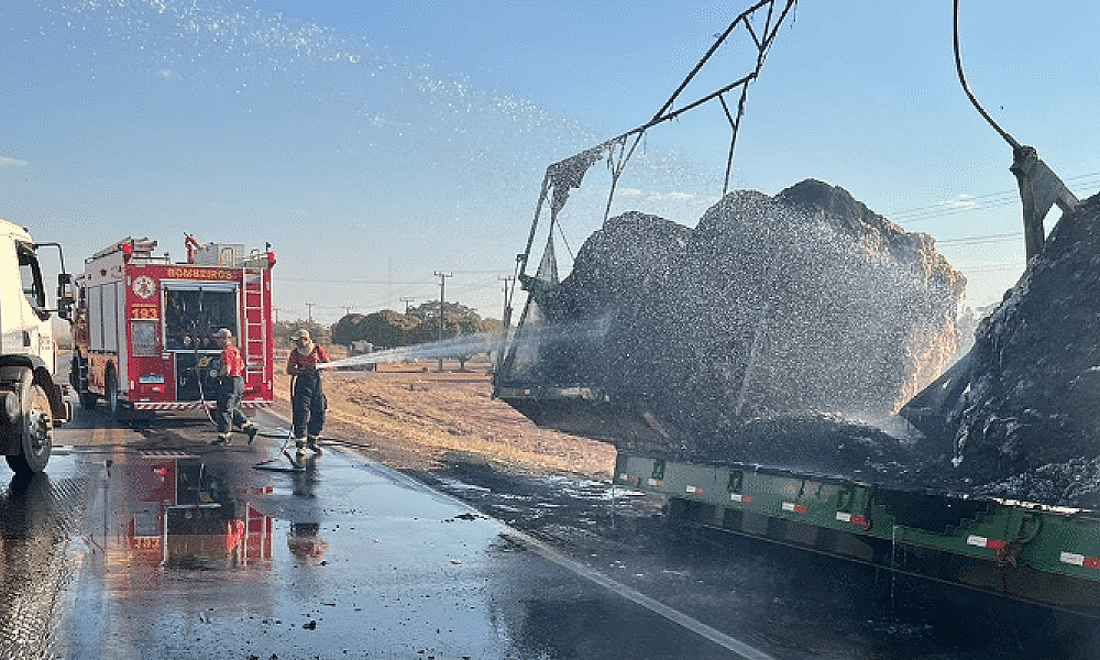 Carreta carregada com algodão pega fogo em Lucas do Rio Verde