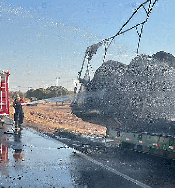 Carreta carregada com algodão pega fogo em Lucas do Rio Verde