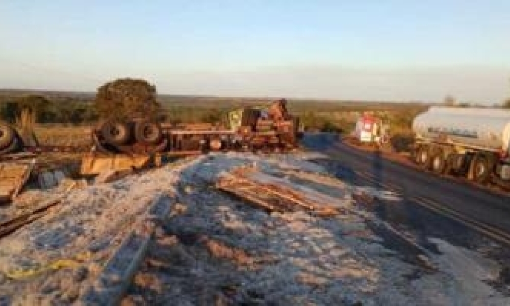 Bebê morre ao ser arremessada de carreta que tombou na BR-070