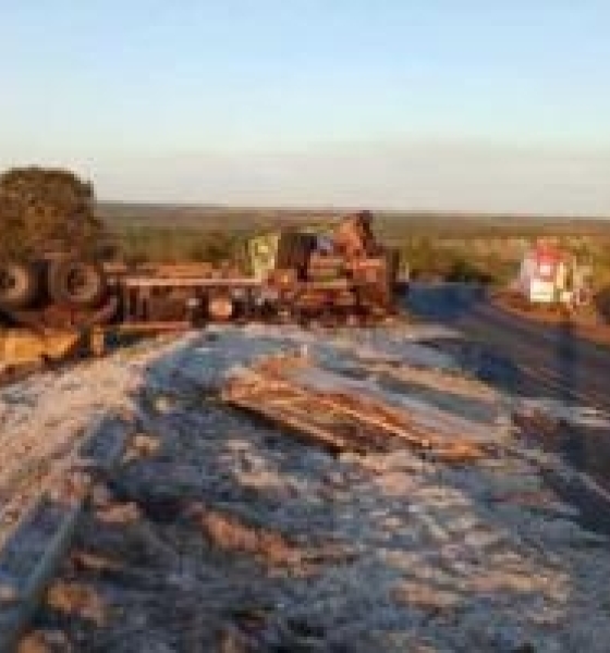 Bebê morre ao ser arremessada de carreta que tombou na BR-070