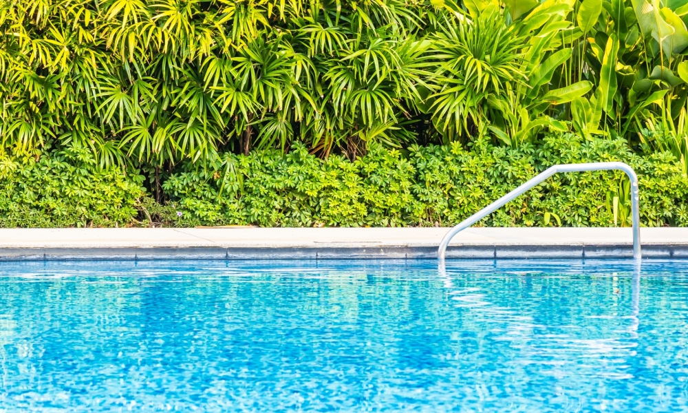 Criança de 1 ano e 9 meses morre após cair em piscina