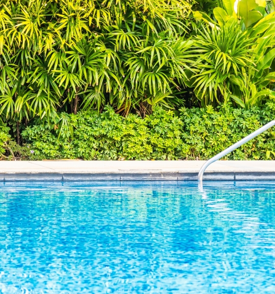 Criança de 1 ano e 9 meses morre após cair em piscina