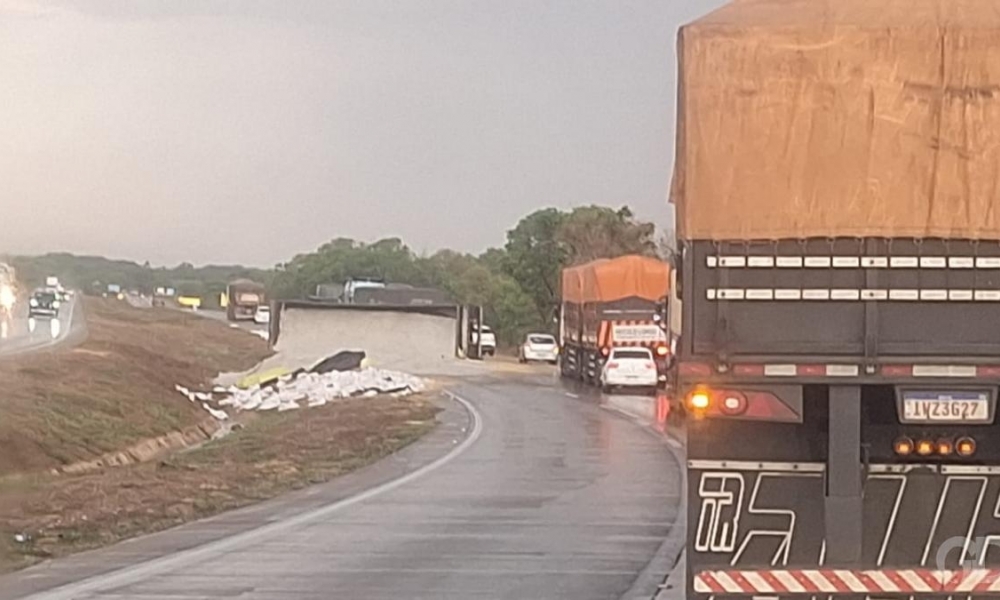 Chuva intensa provoca dois acidentes quase simultneos na BR-364 