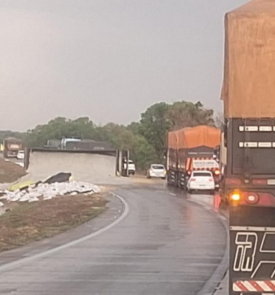 Chuva intensa provoca dois acidentes quase simultneos na BR-364 
