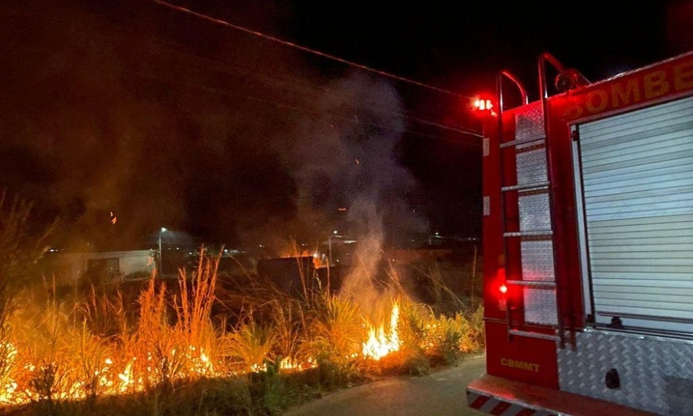 Corpo de Bombeiros combate incêndio em vegetação de terreno urbano