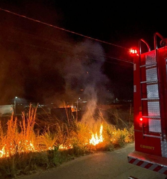 Corpo de Bombeiros combate incêndio em vegetação de terreno urbano