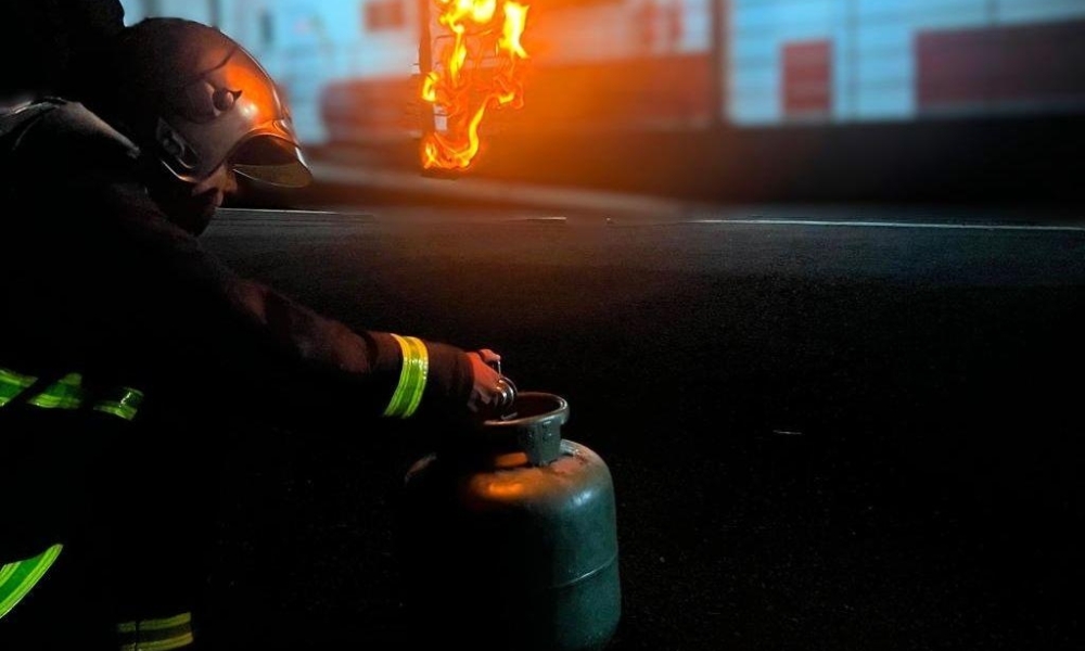 Bombeiros militares contêm vazamento de gás de cozinha em residência