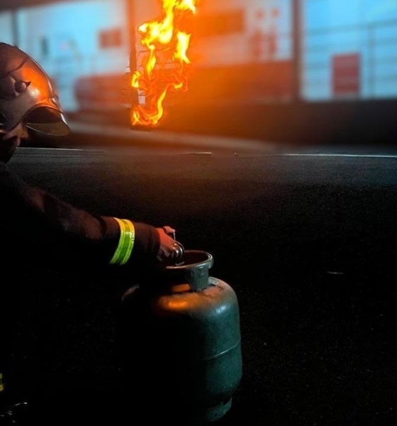 Bombeiros militares contêm vazamento de gás de cozinha em residência