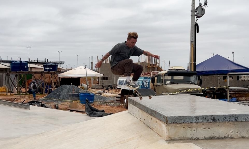 Atletas profissionais testam pistas do Skate Park antes de competição oficial