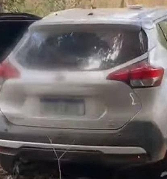 Bandidos causam colisão para roubar carro de mulher 