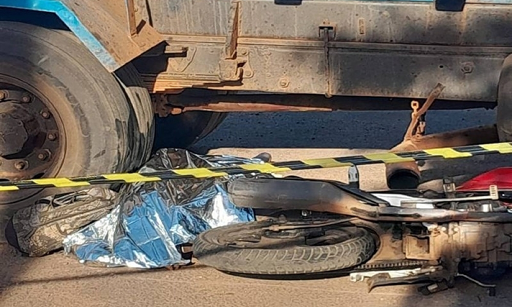 Jovem morre após motocicleta ser atingida por caminhão