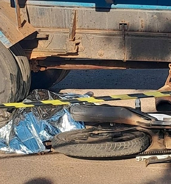 Jovem morre após motocicleta ser atingida por caminhão