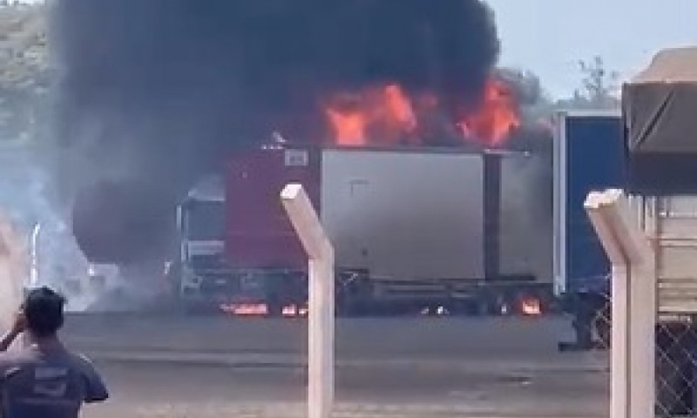 Incndio destri carreta e mobiliza bombeiros na Rodovia dos Imigrantes, em Vrzea Grande
