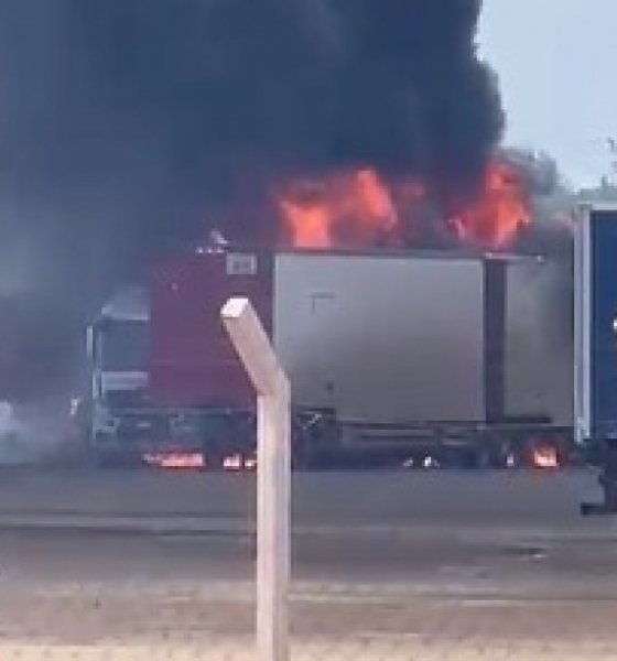 Incndio destri carreta e mobiliza bombeiros na Rodovia dos Imigrantes, em Vrzea Grande