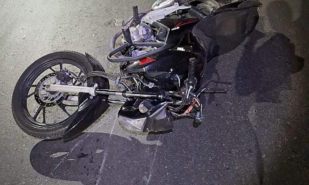 Motociclista morre em forte colisão contra poste na Fernando Corrêa