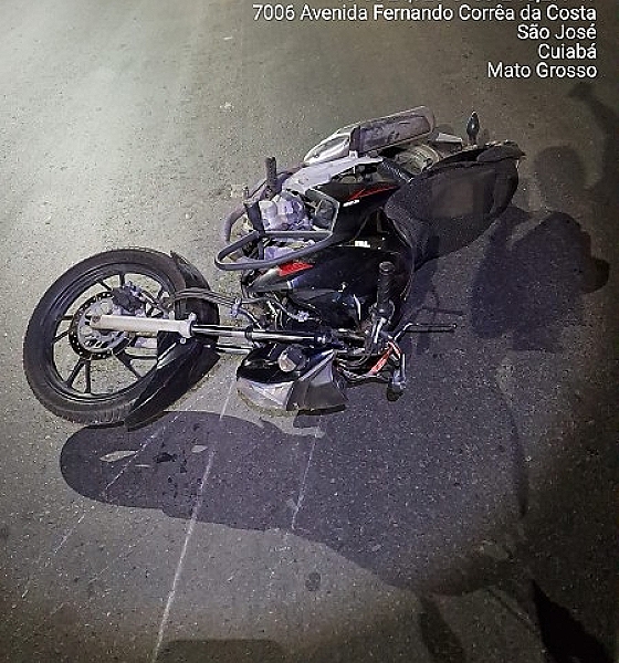 Motociclista morre em forte colisão contra poste na Fernando Corrêa