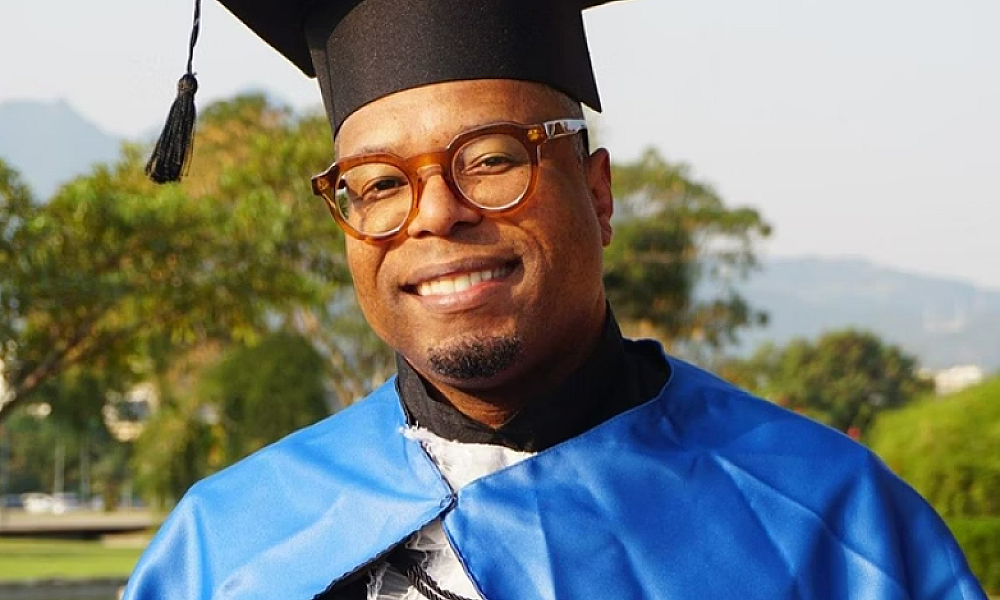 Cantor Buchecha comemora formatura na faculdade aos 49 anos