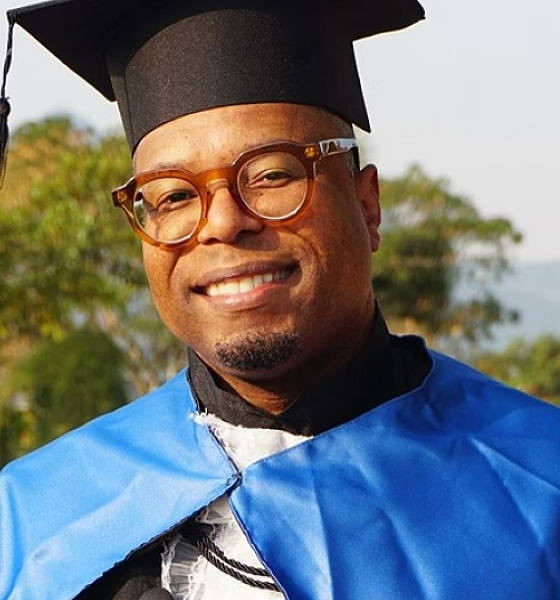 Cantor Buchecha comemora formatura na faculdade aos 49 anos
