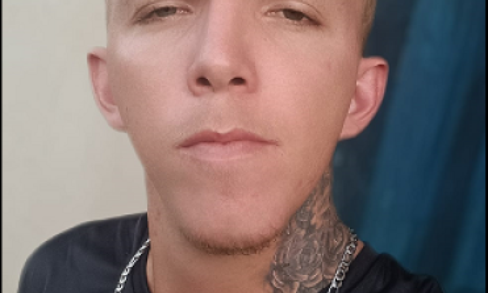 Jovem é morto a facadas durante briga em boate e suspeito acaba espancado por populares