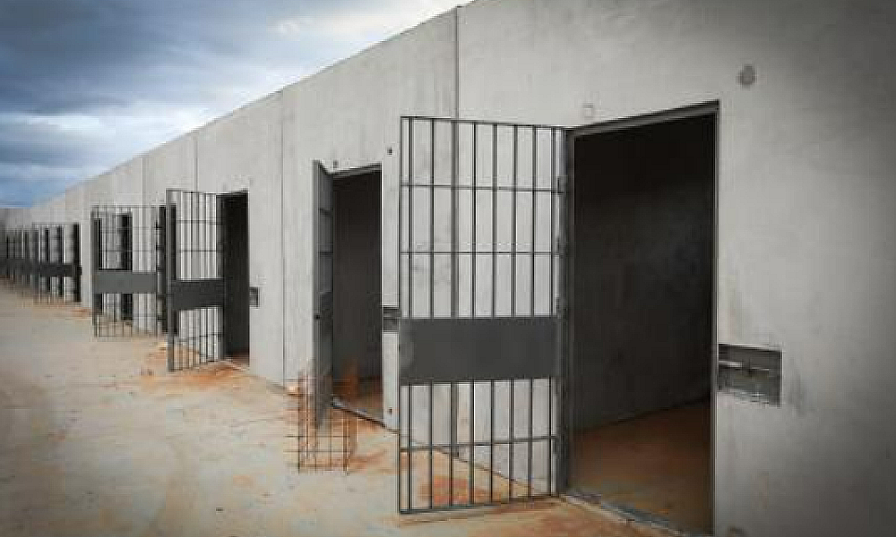 Dupla do CV tenta matar jovem no banheiro de socioeducativo