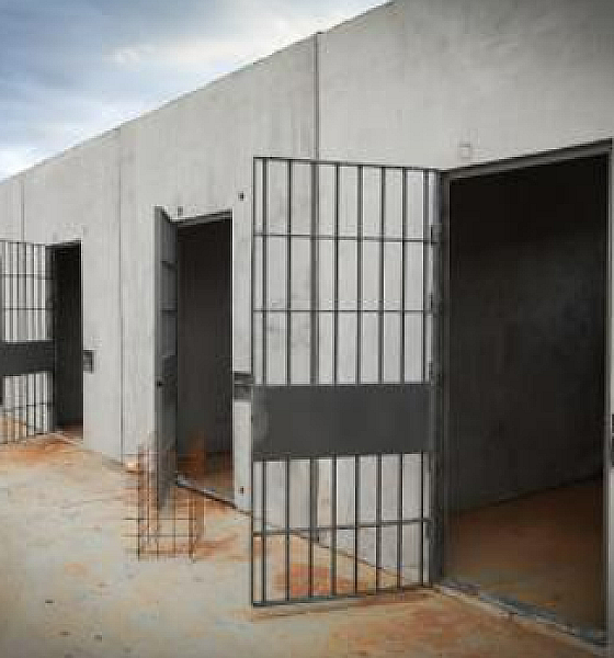 Dupla do CV tenta matar jovem no banheiro de socioeducativo