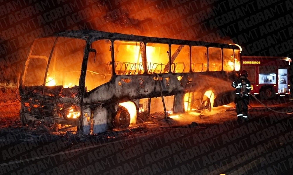 Ônibus é destruído por incêndio na MT-270
