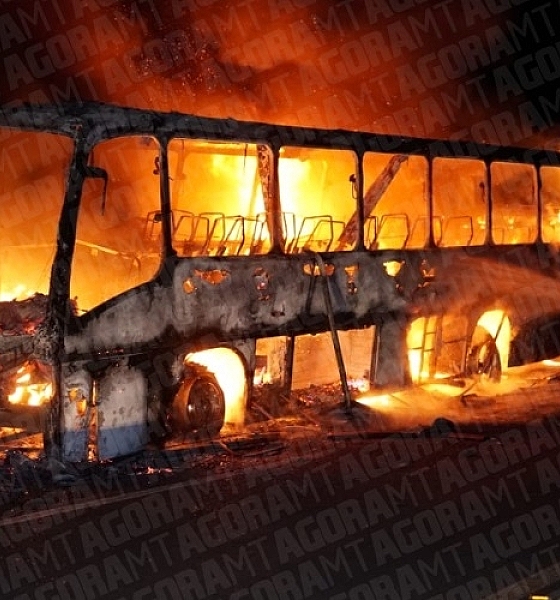 Ônibus é destruído por incêndio na MT-270