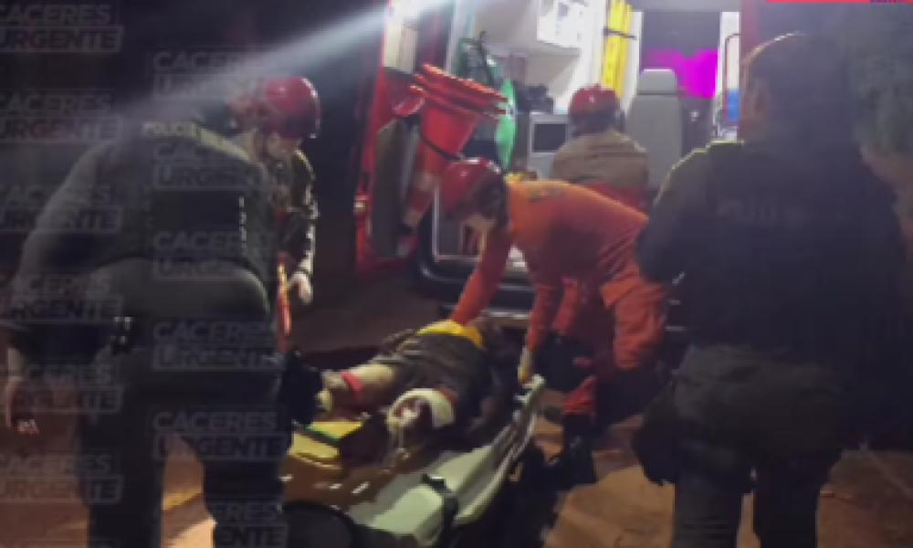 Homem é baleado e esfaqueado dentro de casa 