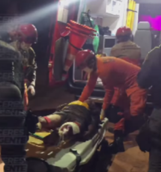 Homem é baleado e esfaqueado dentro de casa 