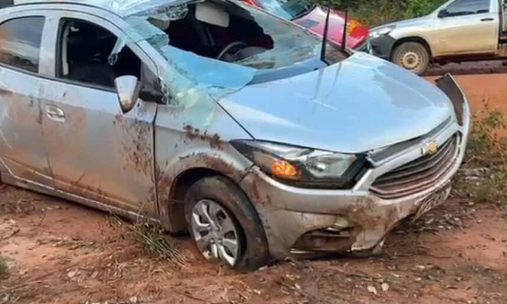 Motorista perde o controle e capota carro ao desviar de animal na MT-222