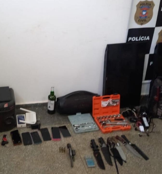 Polícia Civil encontra arma, munições e objetos furtados em casa de faccionado assassinado em Cáceres