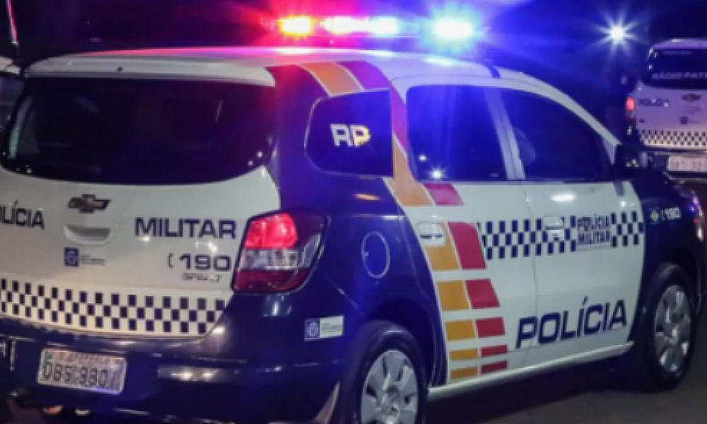 Jovem é detida por esfaquear mulher e vítima acaba presa por fazer ofensas racistas