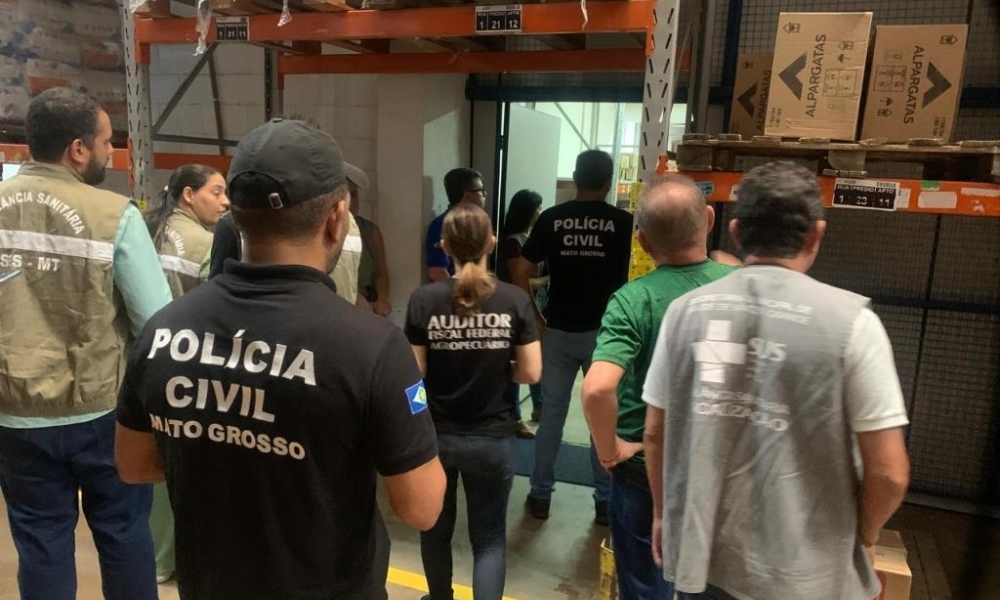 Polícia Civil e Mapa fiscalizam distribuidora de Várzea Grande e retêm mais de 7 mil whiskies com suspeita de adulteração