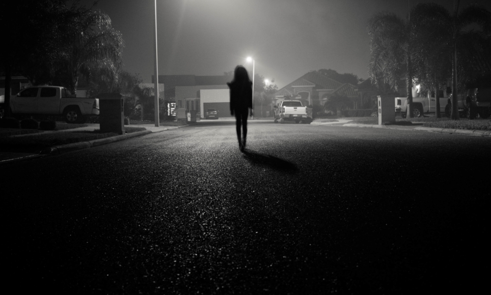 Menina de 9 anos foge de casa de madrugada para escapar das agressões da mãe