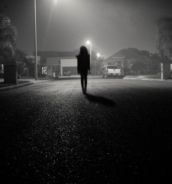 Menina de 9 anos foge de casa de madrugada para escapar das agressões da mãe